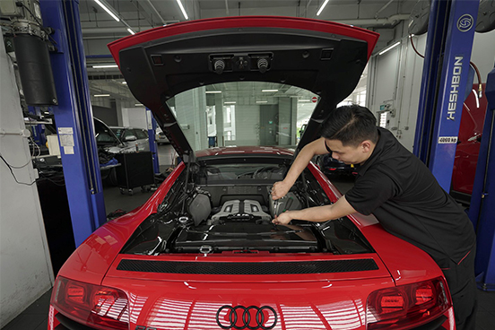 Selecting a workshop for Audi service and repair is crucial and you need to make sure that the workshop has a team of well trained technicians who understand your Audi. At Motor Edgevantage, we have Dealer Trained Audi Specialists competent on a comprehensive range of Audi cars to give you the best possible service experience.